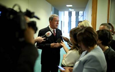 Millî Savunma Bakanı Hulusi Akar, Gazetecilerin Gündeme İlişkin Sorularını Cevaplandırdı